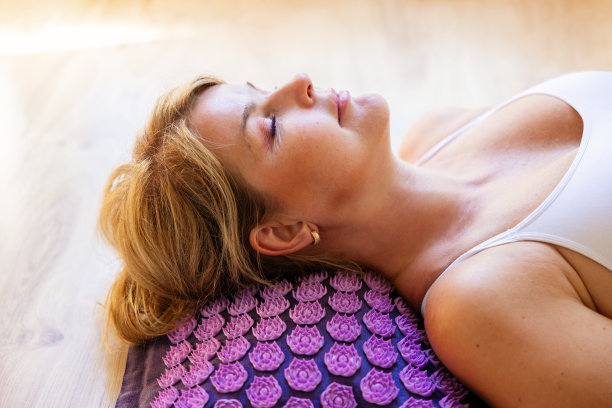 在按摩垫上放松的女人图片下载
