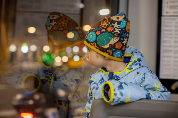 可爱的儿童游客在夜间从巴士窗口欣赏巴塞罗那城市，带着孩子一起旅行图片下载