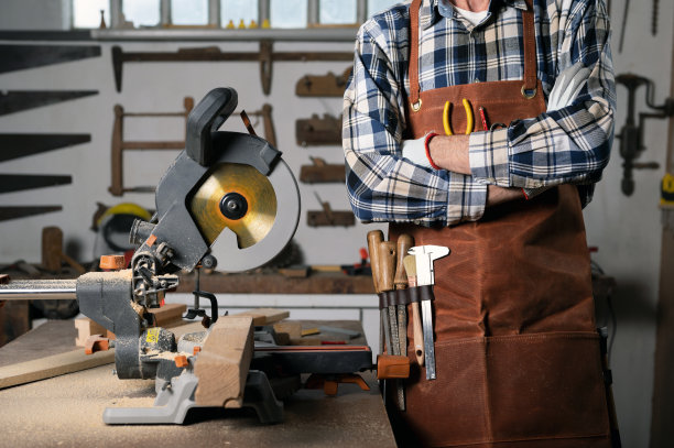 木匠在车间工作。图片下载