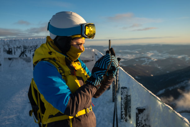 女滑雪者在山上拍摄日落图片下载