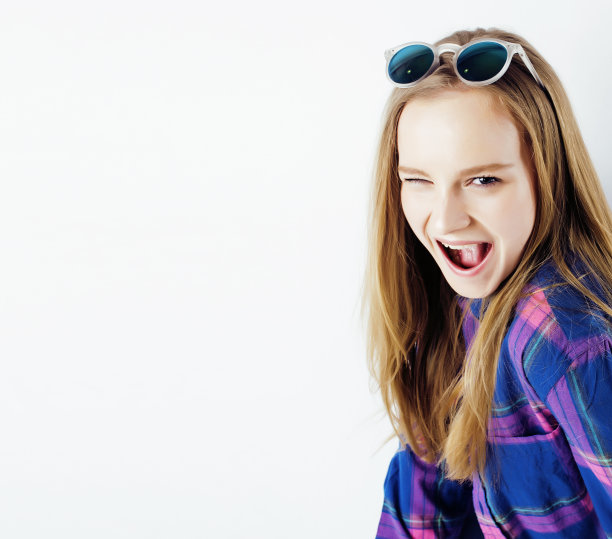 年轻漂亮的金发少女情绪的摆姿势，快乐的微笑孤立在白色的背景，生活方式的人的概念接近图片下载