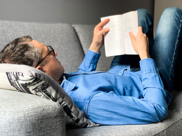 一位中年男子正在家里看书图片下载