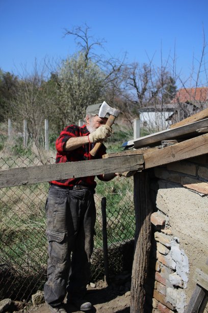 拿着斧头的资深员工图片下载