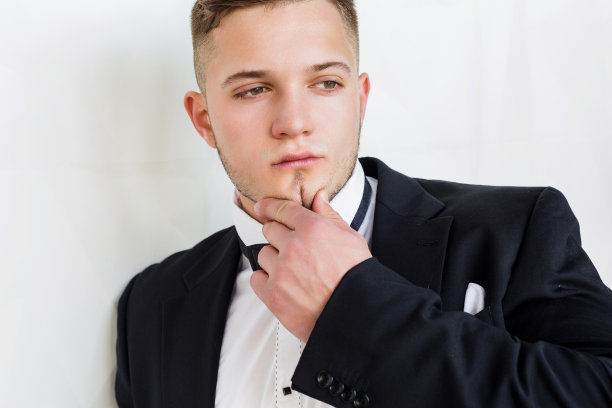 聪明的年轻人，雇员，未来一代的商人接近白色背景。图片下载