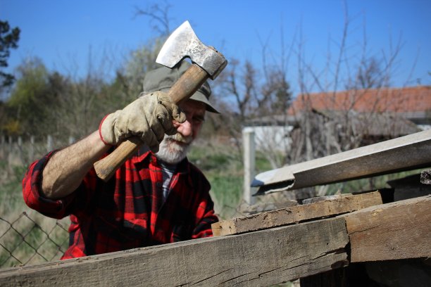 拿着斧头的资深员工图片下载