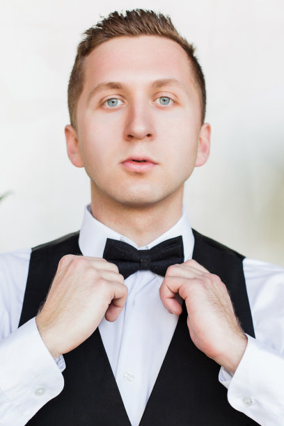 远景的年轻人，未来的商人站在绿色的植物附近白色的背景。图片下载