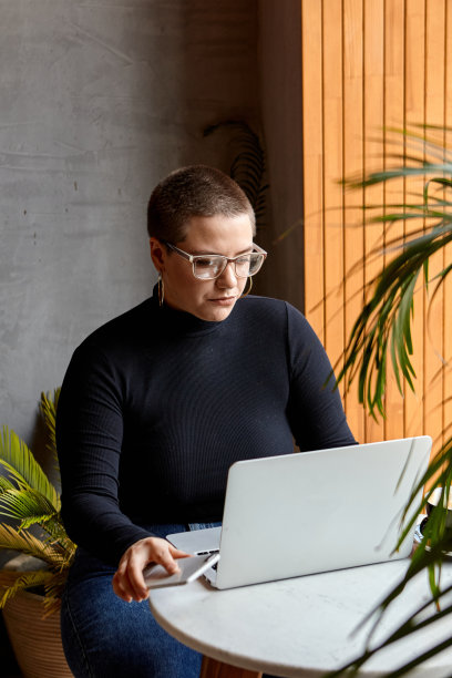 一个年轻的女人坐在咖啡馆里图片下载