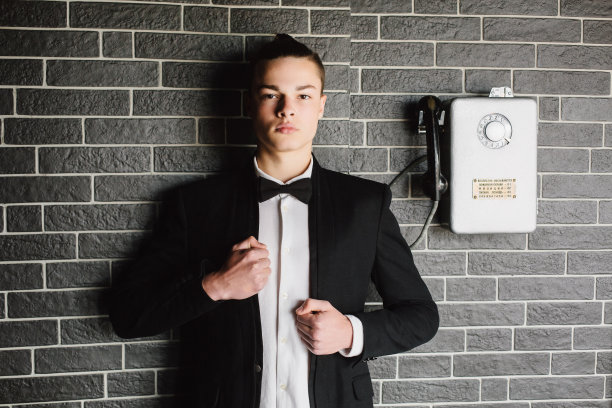 一个有吸引力的年轻男子的肖像打电话旧电话，下一代商人。图片下载