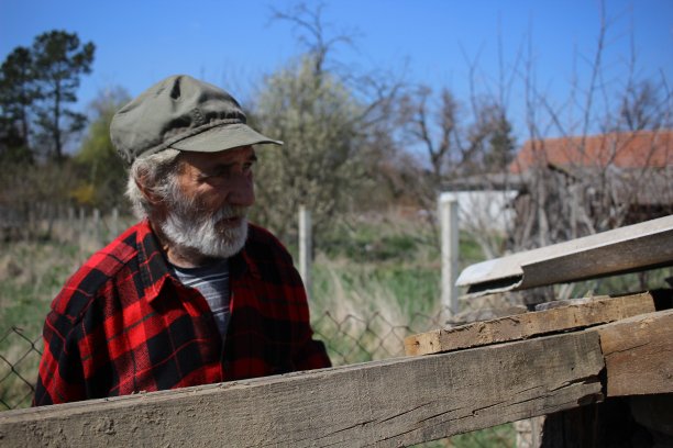 拿着斧头的资深员工图片下载