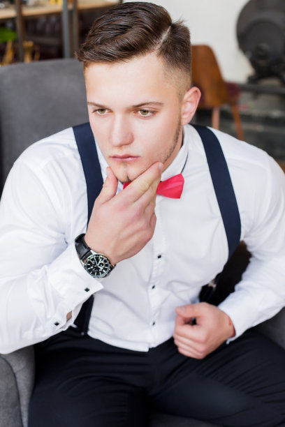 有魅力的年轻人，未来的一代，坐在沙发上思考工作的商人。图片下载