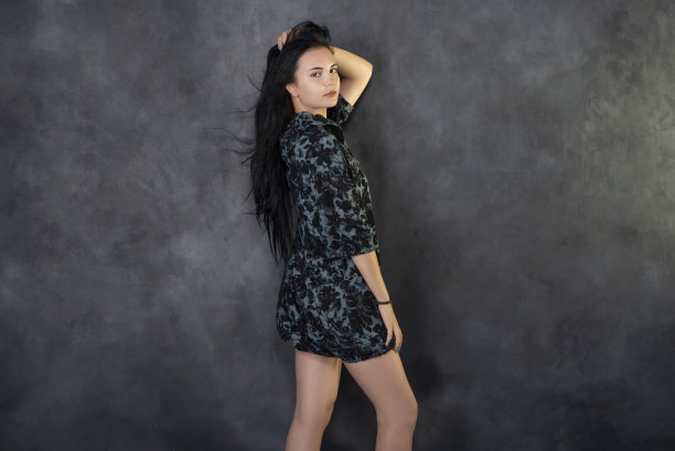 美丽的年轻模特在工作室摆姿势，看着相机。图片下载