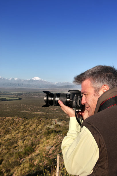 摄影师在Uco山谷前拍照。Tupungato门多萨,阿根廷。图片下载