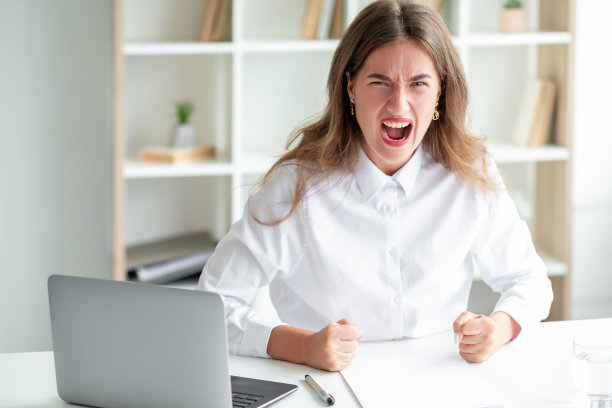 项目失败，咄咄逼人，女人狂怒疯狂图片下载