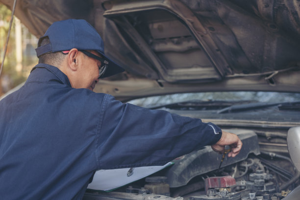 汽车移动中心的汽车修理厂。技工车间维修、发动机、汽车维修、机械工程业务。汽车修理工掌握汽车修理技术图片下载