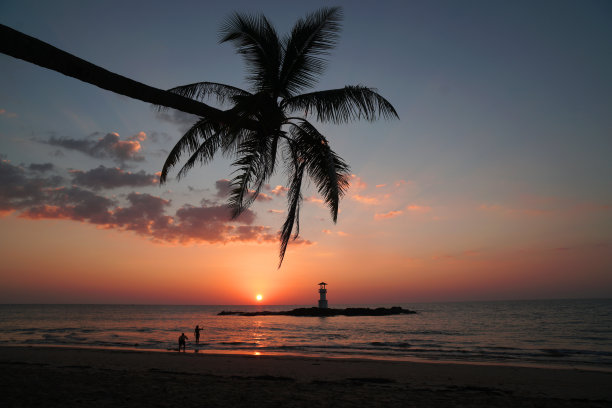泰国Khao Lak Phang Nang Thong海滩的自然景观日落和红色的黄昏天空和剪影灯塔椰子树-海滩上的海景寒冷的氛围-美丽的天空图片下载