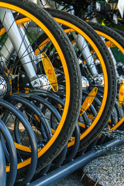 出租的自行车排成一排。一种环保和受欢迎的交通工具。体育和娱乐。图片下载