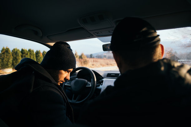 日落时分，罪犯们坐在车里，看着城市地图，计划着下一步行动。图片下载