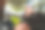 年轻的成年女性发型师使用剪刀和梳子理发图片下载