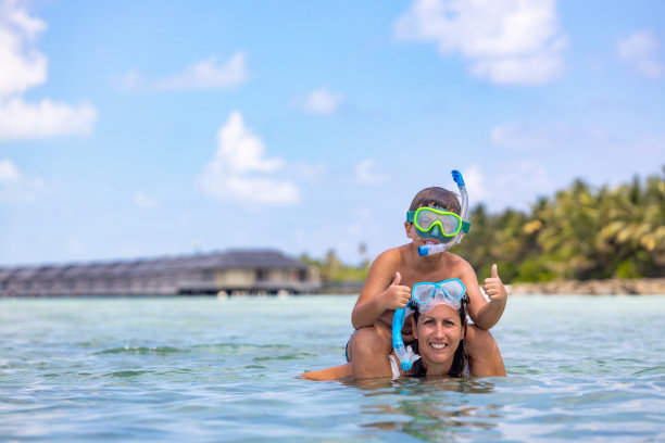 母亲和儿子在马尔代夫群岛浮潜图片下载
