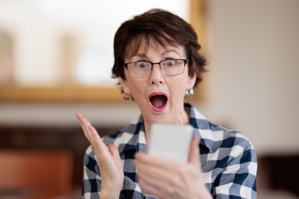 女人拿着手机，一脸震惊图片下载