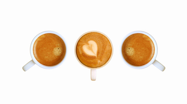 白色背景下的三杯泡沫咖啡图片下载