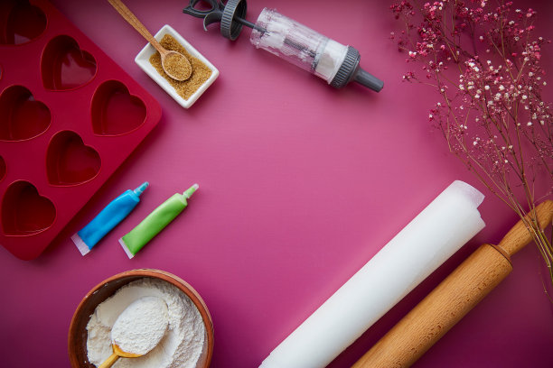 烘烤准备:心形硅胶模具，擀面杖，糖果注射器，釉料，面粉，糖。副本的空间。情人节的概念图片下载