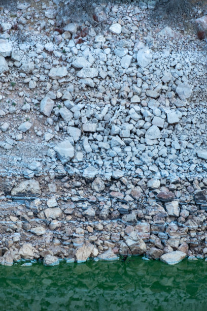 塔古斯河在吉普赛跳跃中穿过落基山脉时，河岸的细节图片下载