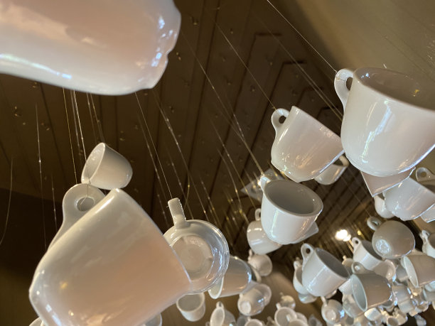 杯子悬在电线上图片下载