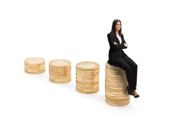 年轻的女商人坐在一堆硬币上图片下载
