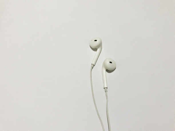 白色耳机孤立在白色背景与复制空间背景。白色现代耳机，浅灰色背景耳机。数码音乐的概念图片下载