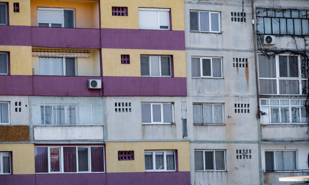 公寓的窗户。图片下载