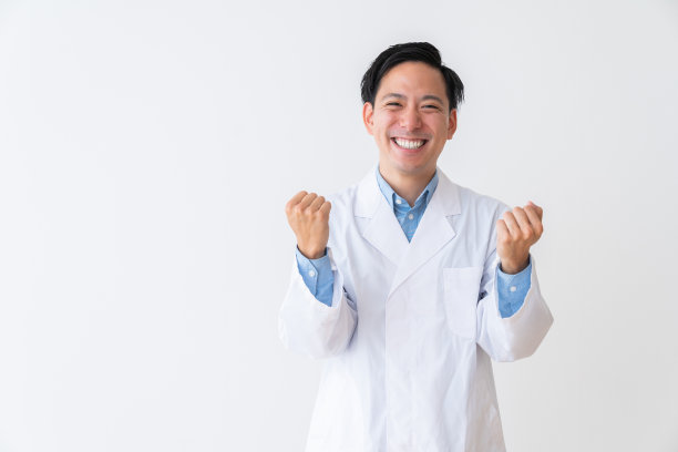 穿白大褂的男人图片下载