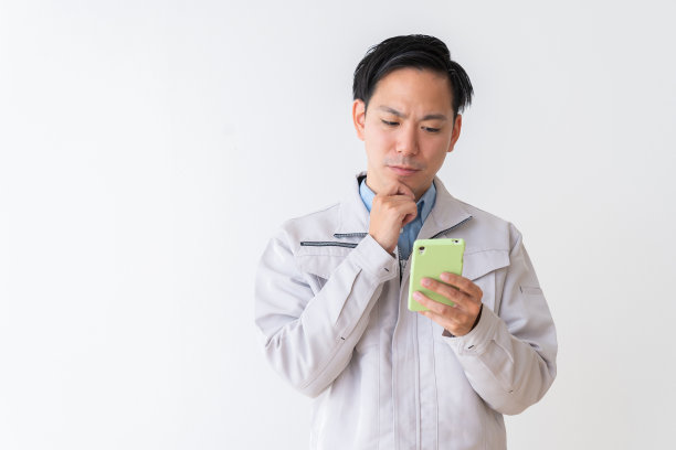 亚洲年轻建筑工人，智能手机，麻烦，图片下载