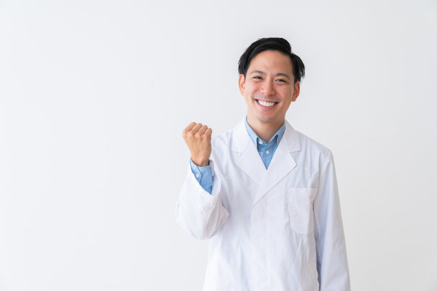 穿白大褂的男人图片下载