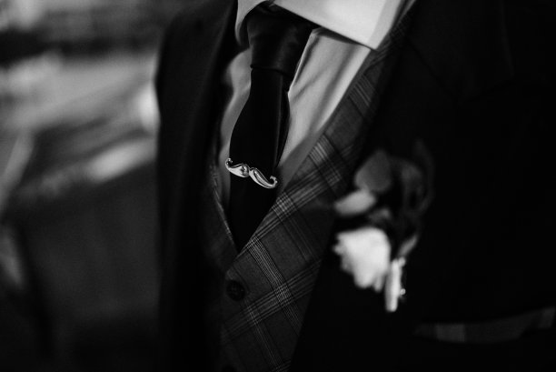 新郎准备和他一生的挚爱结婚。图片下载