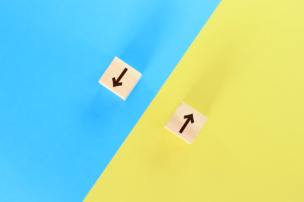 两个带箭头的积木。图片下载