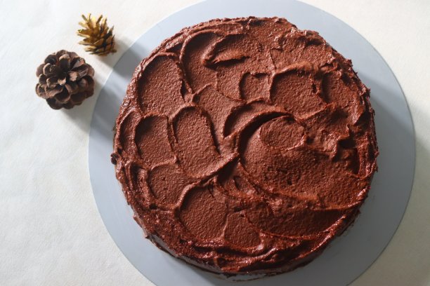 巧克力蛋糕配巧克力奶油奶油糖霜。图片下载