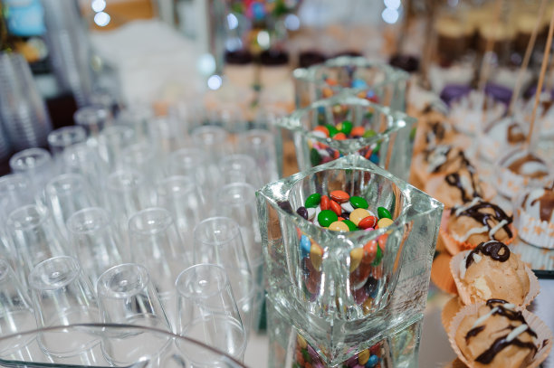 婚礼自助餐上的杯装蛋糕。糖果餐饮图片下载