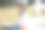 一个美丽的亚洲女孩坐在毯子上在一个阳光明媚的日子玩纸风车图片下载