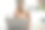 戴着头巾在家工作的非洲黑人传统妇女图片下载