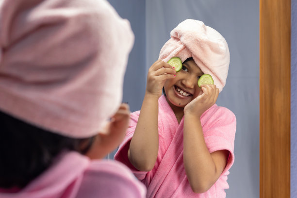 穿着粉色浴袍的小女孩图片下载