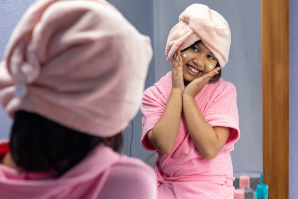 穿着粉色浴袍的小女孩图片下载