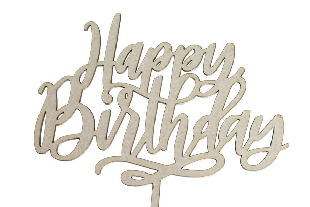 木制的生日快乐文本孤立在白色背景上图片下载