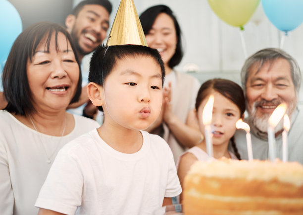 一个可爱的小男孩和他的家人在家里庆祝生日图片下载