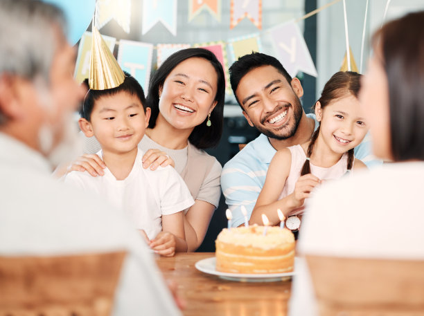 拍摄了一个快乐的家庭在家里庆祝生日图片下载