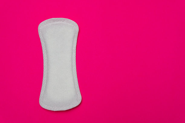 在粉红色的背景上留下复制空间的女性卫生巾的特写图像。图片下载