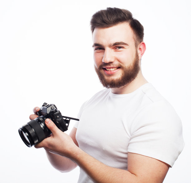 生活方式、时尚和人的概念:年轻的大胡子男子穿着白色t恤，拿着数码相机图片下载