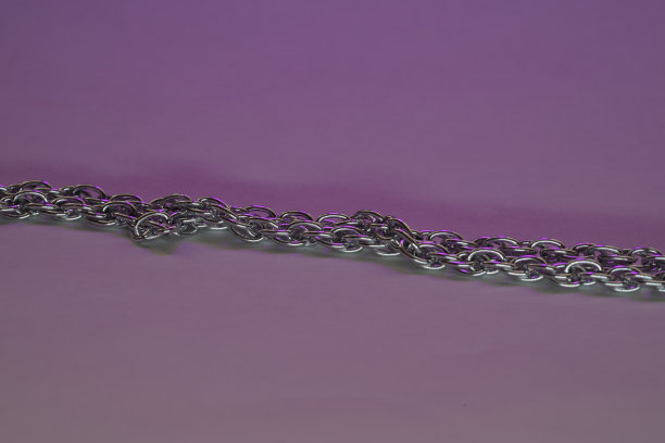 银链为服装珠宝作为背景图像与复制空间拍照图片下载