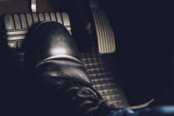 要减速，即正常和突然停车，将重物压在前轮上，使其抓稳路面，使转弯更平稳图片下载