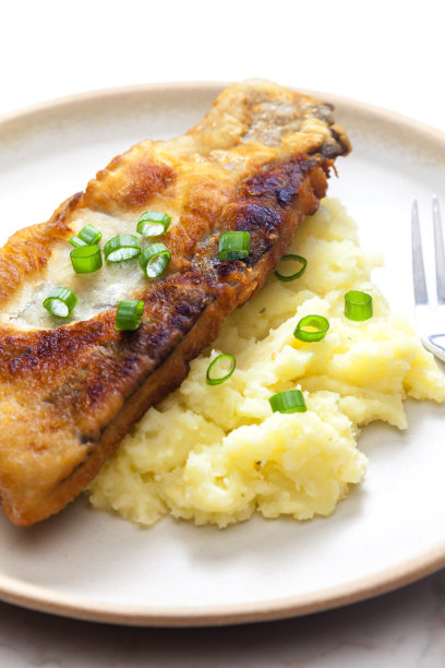 炸鱼配土豆泥和葱图片下载